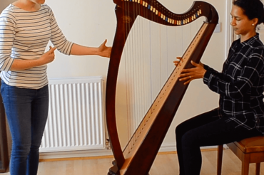 How to sit at the harp
